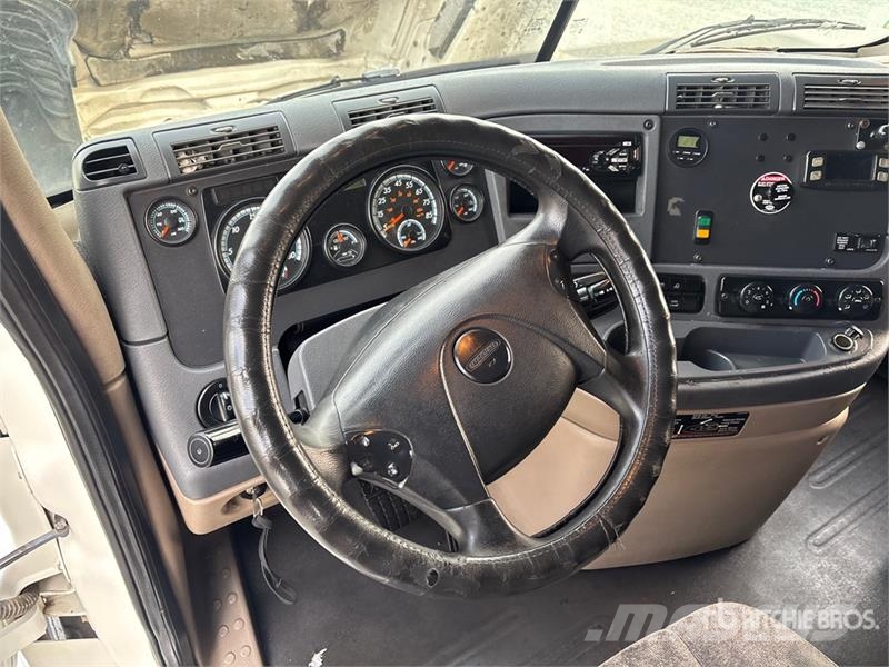 Freightliner Cascadia 125 6x4 T/A Sleeper Truck Tractor Vilcēji