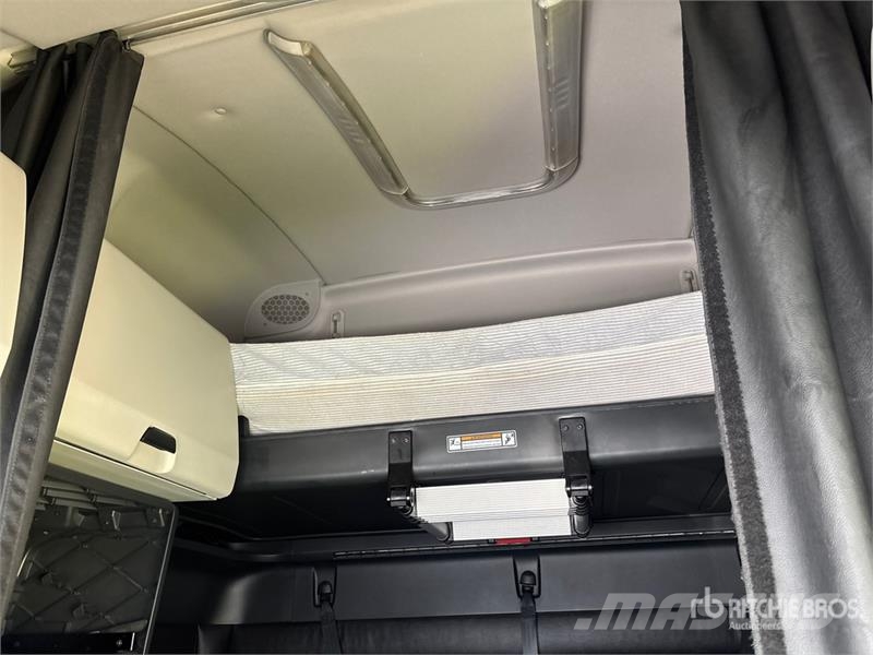 Freightliner Cascadia 126 6x4 T/A Sleeper Truck Tractor وحدات الجر