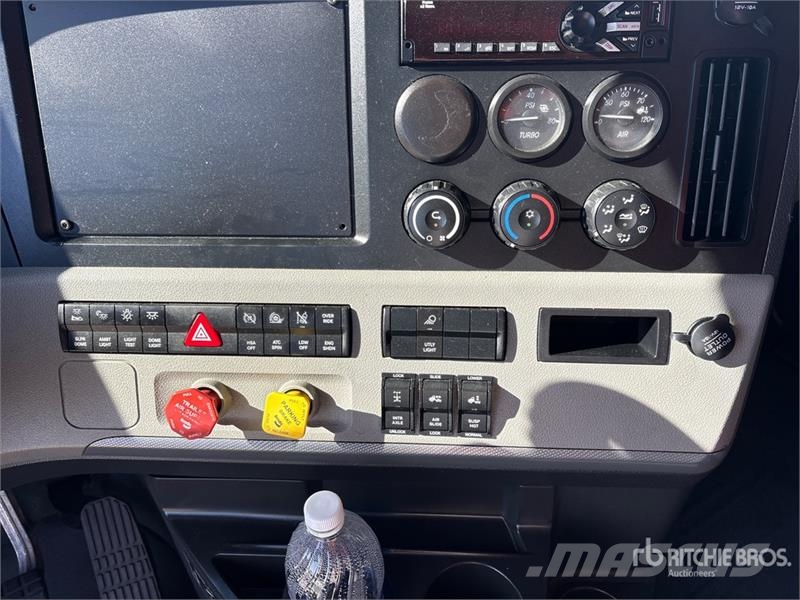 Freightliner Cascadia 126 6x4 T/A Sleeper Truck Tractor Trekkvogner