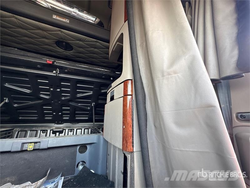 Freightliner Cascadia 125 6x4 T/A Sleeper Truck Tractor (Inoper 트랙터 유닛