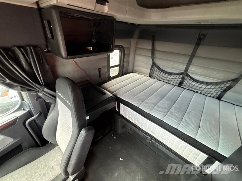 Freightliner Cascadia 126 6x4 T/A Sleeper Truck Tractor Sattelzugmaschinen