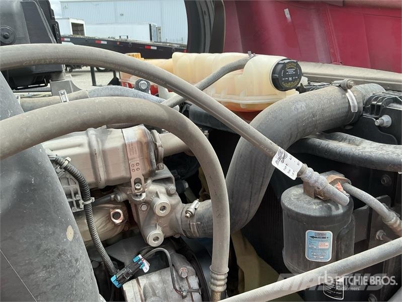 Freightliner Cascadia 126 6x4 T/A Sleeper Truck Tractor Тягачі