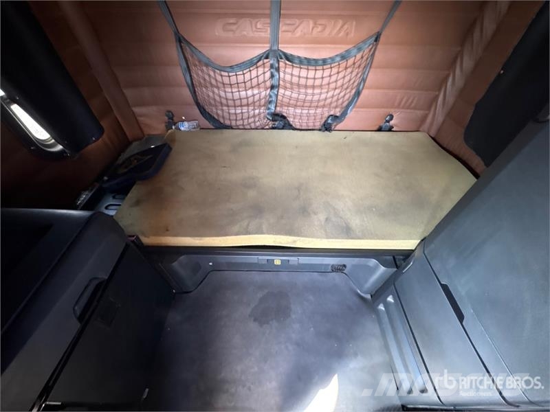 Freightliner Cascadia 126 6x4 T/A Sleeper Truck Tractor Tractor Units