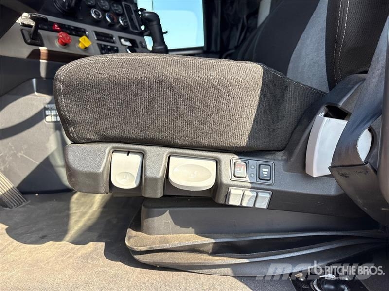 Freightliner Cascadia 126 6x4 T/A Sleeper Truck Tractor Vilcēji