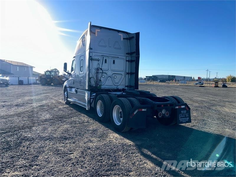 Freightliner Cascadia 126 T/A Sleeper Truck Tractor Tegljači