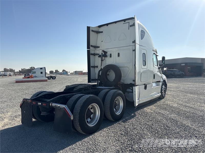 Freightliner Cascadia 126 6x4 T/A Sleeper Truck Tractor Vetopöytäautot