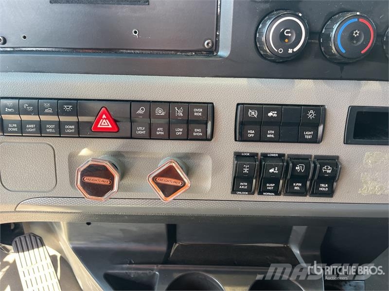 Freightliner Cascadia 126 6x4 T/A Sleeper Truck Tractor Sattelzugmaschinen