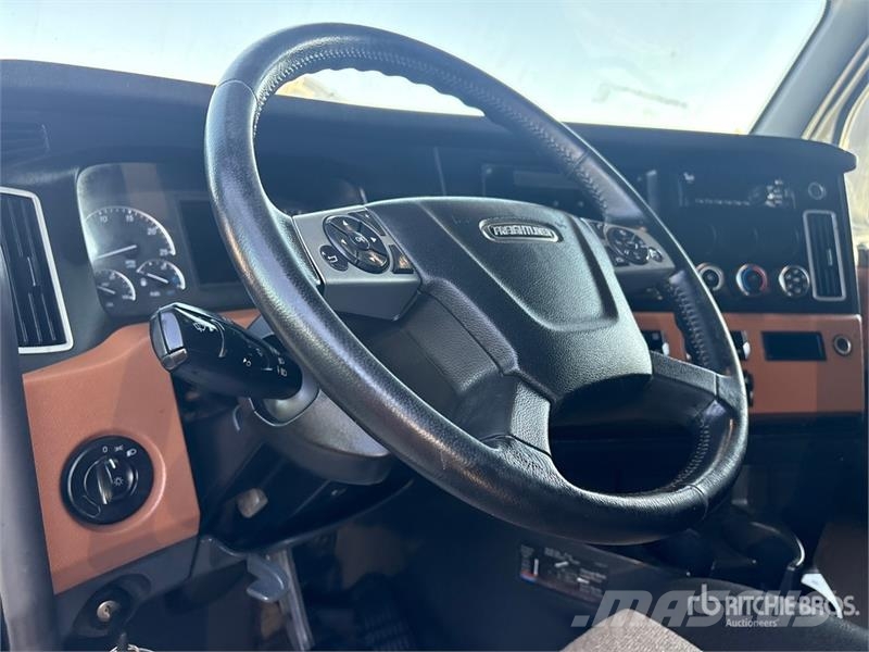 Freightliner Cascadia 126 6x4 T/A Sleeper Truck Tractor Vetopöytäautot