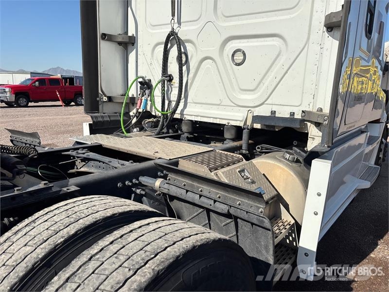 Freightliner Cascadia 126 6x4 T/A Sleeper Truck Tractor Nyergesvontatók