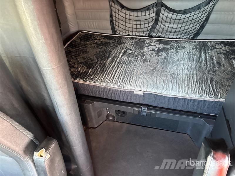 Freightliner Cascadia 126 6x4 T/A Sleeper Truck Tractor Тягачі