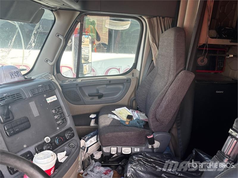 Freightliner Cascadia 125 6x4 T/A Sleeper Truck Tractor (Inoper 트랙터 유닛