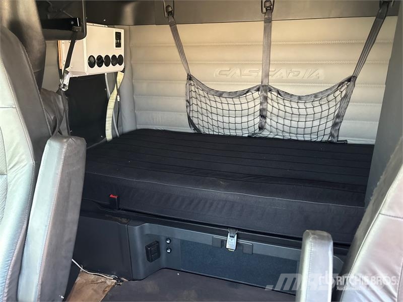 Freightliner Cascadia 126 6x4 T/A Sleeper Truck Tractor Vilcēji