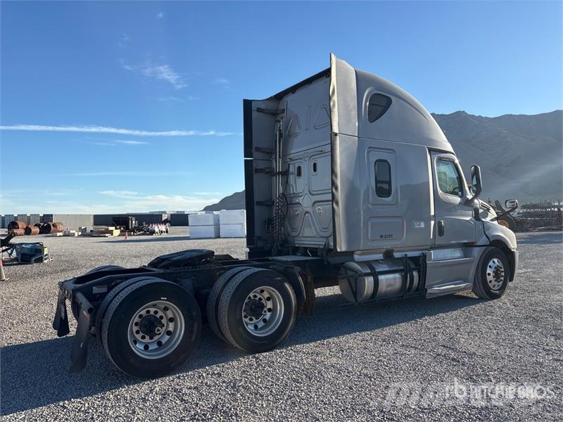 Freightliner Cascadia 126 T/A Sleeper Truck Tractor Tegljači