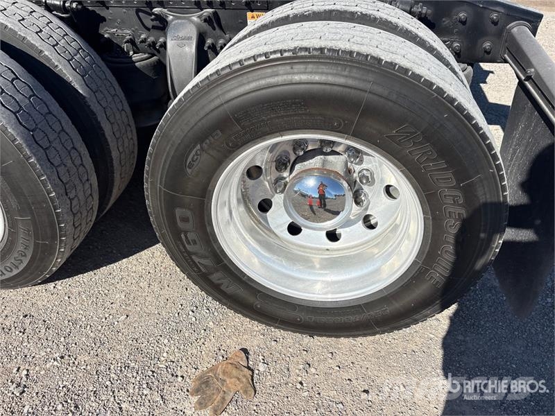 Freightliner Cascadia 126 6x4 T/A Sleeper Truck Tractor Trekkvogner
