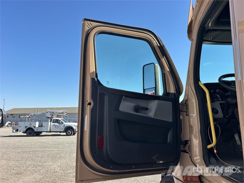 Freightliner Cascadia 126 6x4 T/A Sleeper Truck Tractor Sattelzugmaschinen