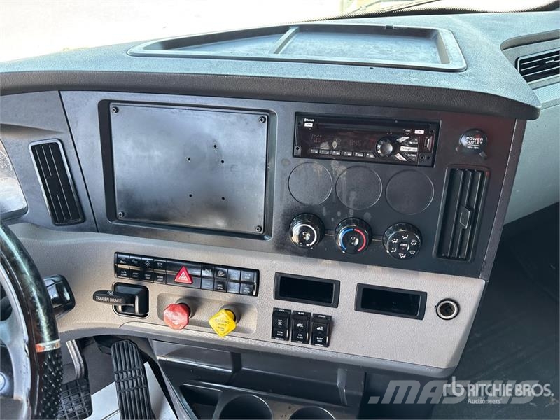 Freightliner Cascadia 126 6x4 T/A Sleeper Truck Tractor 트랙터 유닛