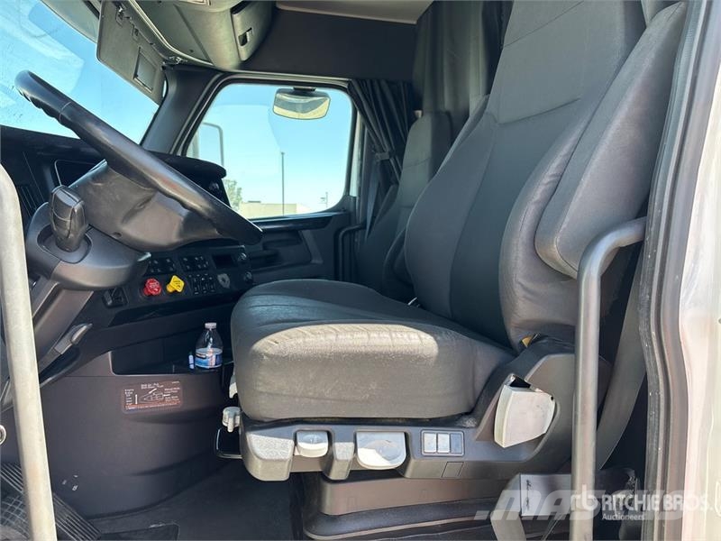 Freightliner Cascadia 126 6x4 T/A Sleeper Truck Tractor Motrici e Trattori Stradali