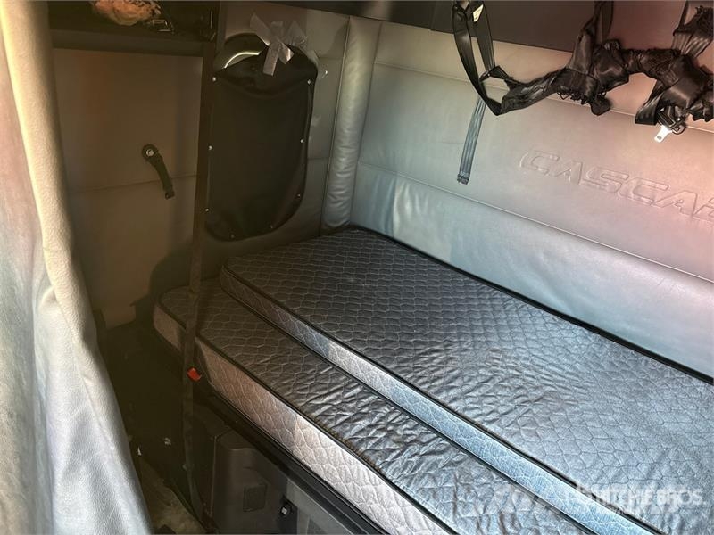 Freightliner Cascadia 126 6x4 T/A Sleeper Truck Tractor Vilcēji