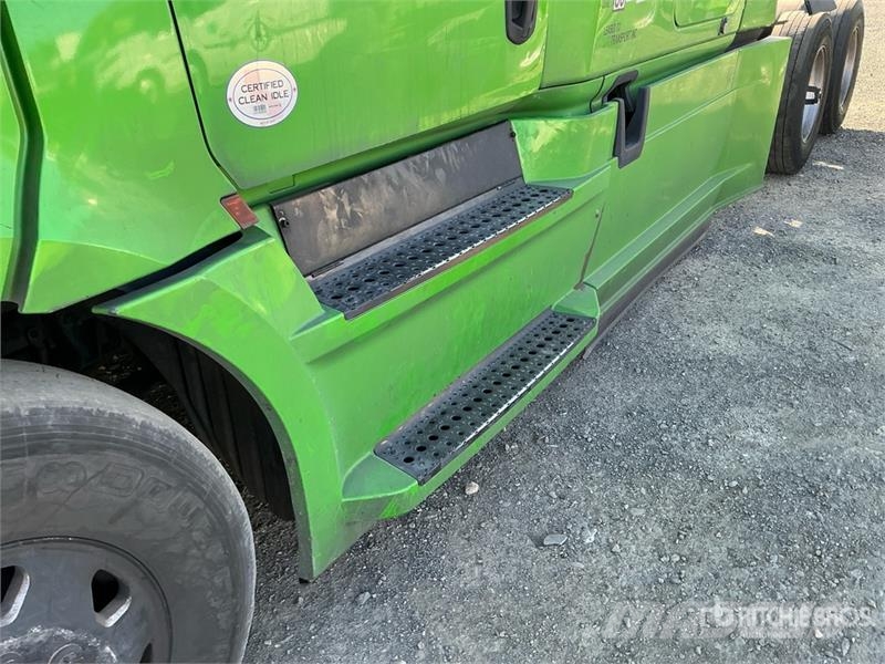 Freightliner Cascadia 126 T/A Sleeper Truck Tractor (Inoperable Тягачі