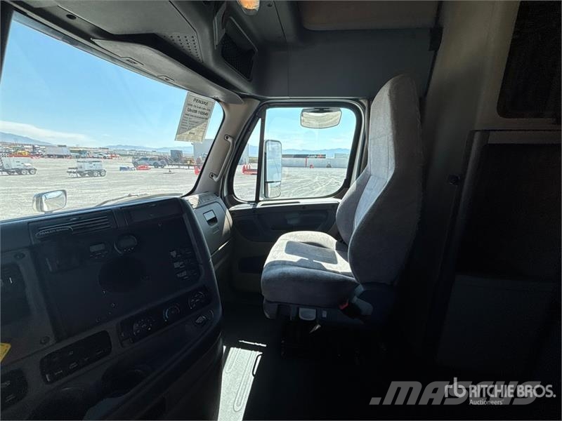 Freightliner Cascadia 125 6x4 T/A Sleeper Truck Tractor Тягачі