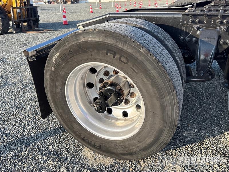 Freightliner Cascadia 126 6x4 T/A Sleeper Truck Tractor Vilcēji