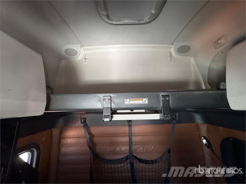 Freightliner Cascadia 126 6x4 T/A Sleeper Truck Tractor وحدات الجر