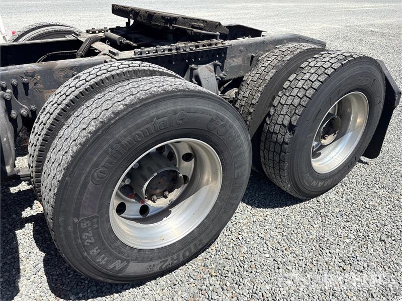 Freightliner Cascadia 126 6x4 T/A Sleeper Truck Tractor وحدات الجر