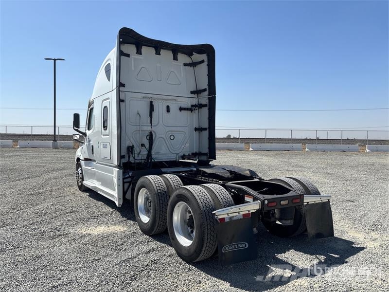 Freightliner Cascadia 126 6x4 T/A Sleeper Truck Tractor Vlačilci