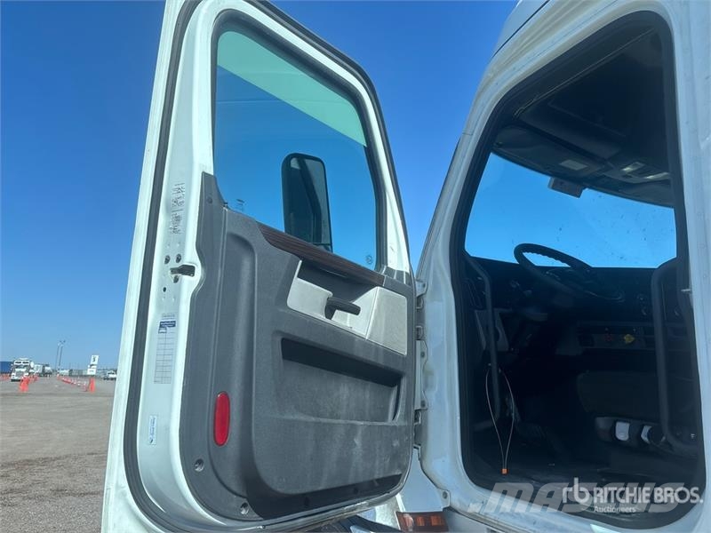 Freightliner Cascadia 126 6x4 T/A Sleeper Truck Tractor (Inoper 曳引機組件