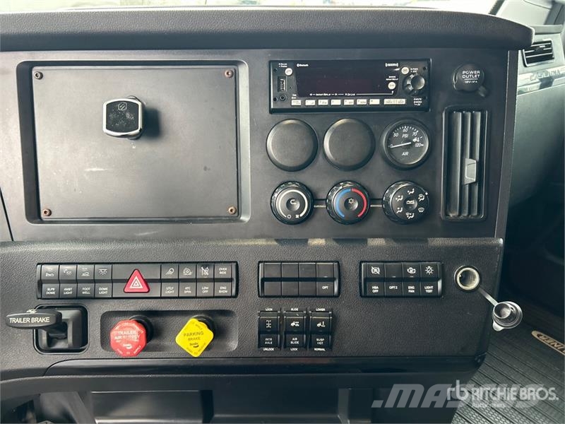 Freightliner Cascadia 126 6x4 T/A Sleeper Truck Tractor Cabezas tractoras