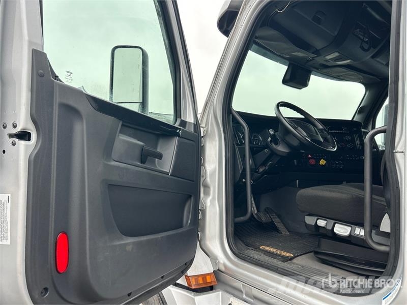 Freightliner Cascadia 126 6x4 T/A Sleeper Truck Tractor Cabezas tractoras