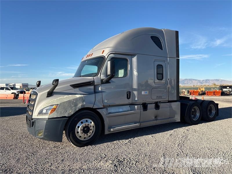 Freightliner Cascadia 126 T/A Sleeper Truck Tractor Tegljači
