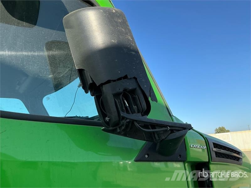 Freightliner Cascadia 126 T/A Sleeper Truck Tractor (Inoperable Тягачі