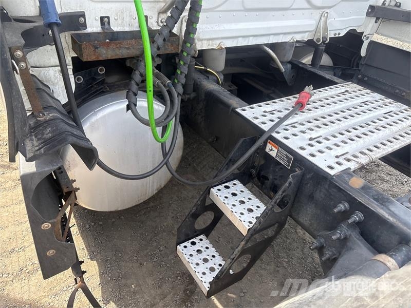 Freightliner Cascadia 126 6x4 T/A Sleeper Truck Tractor Vilcēji