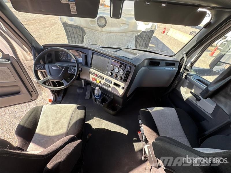 Freightliner Cascadia 126 6x4 T/A Sleeper Truck Tractor Trekkvogner