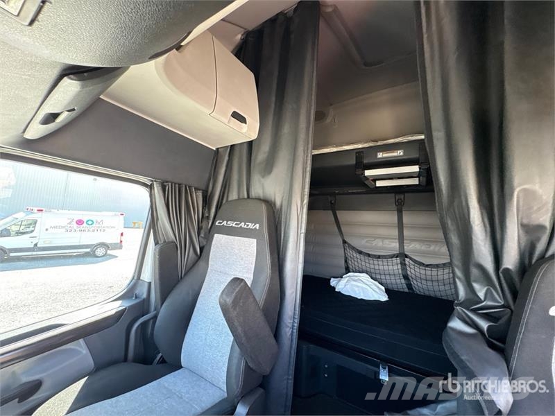 Freightliner Cascadia 126 6x4 T/A Sleeper Truck Tractor Nyergesvontatók