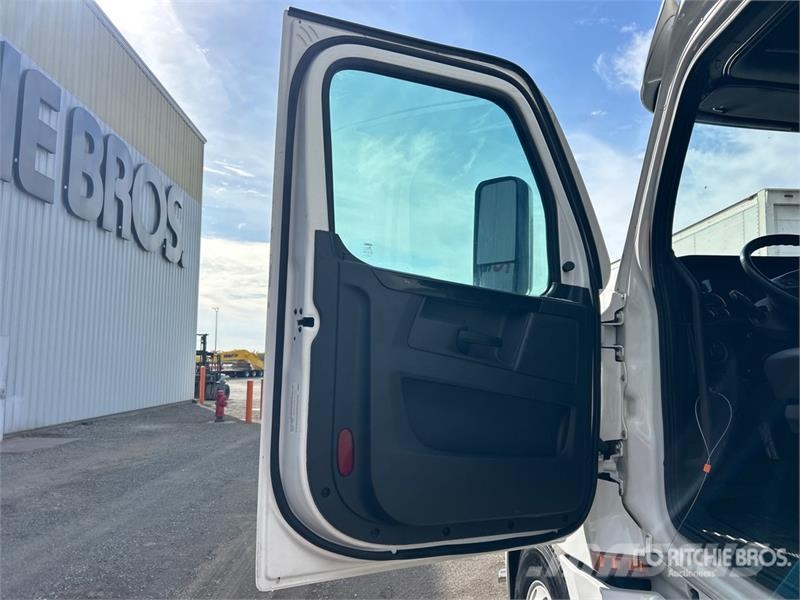 Freightliner Cascadia 126 6x4 T/A Sleeper Truck Tractor Влекачи