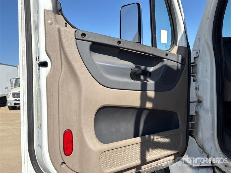 Freightliner Cascadia 125 6x4 Roll-Off Truck (Inoperable) شاحنات لوادر
