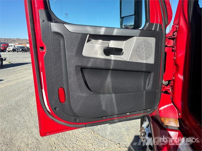 Freightliner Cascadia 126 6x4 T/A Sleeper Truck Tractor Tractor Units