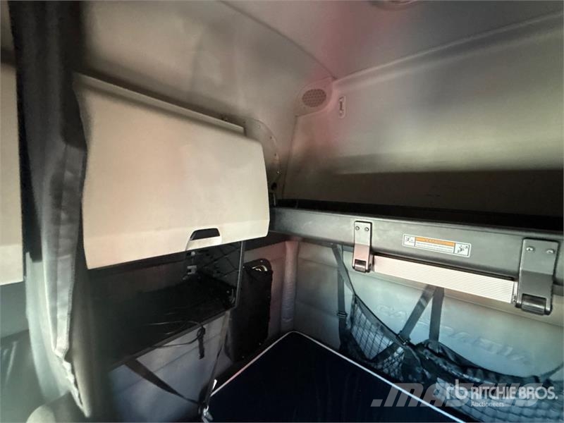 Freightliner Cascadia 126 6x4 T/A Sleeper Truck Tractor Tractor Units