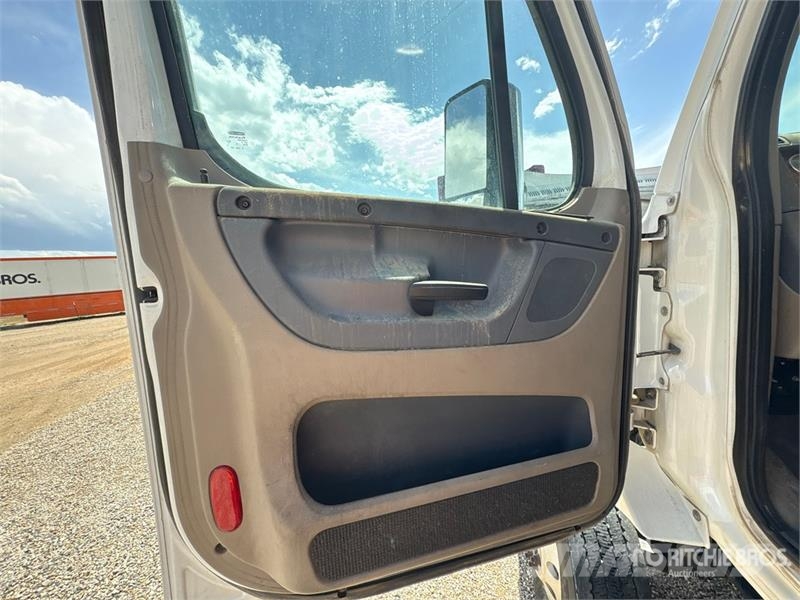 Freightliner Cascadia 125 6x4 T/A Sleeper Truck Tractor (Inoper 트랙터 유닛