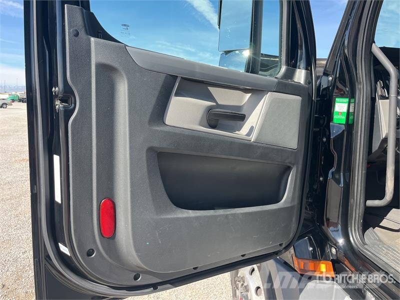 Freightliner Cascadia 126 6x4 T/A Sleeper Truck Tractor Sattelzugmaschinen