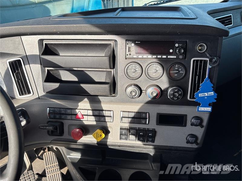Freightliner Cascadia 126 6x4 T/A Sleeper Truck Tractor Тягачі