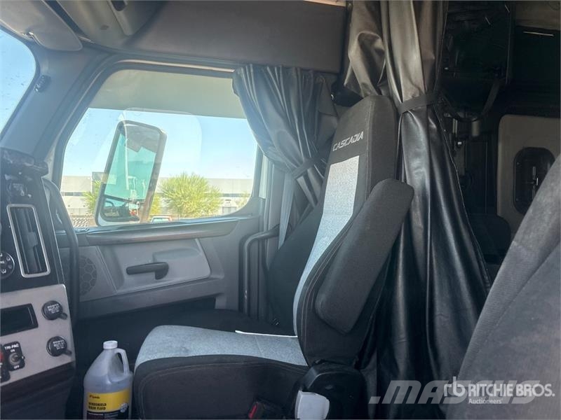 Freightliner Cascadia 126 6x4 T/A Sleeper Truck Tractor (Inoper 曳引機組件