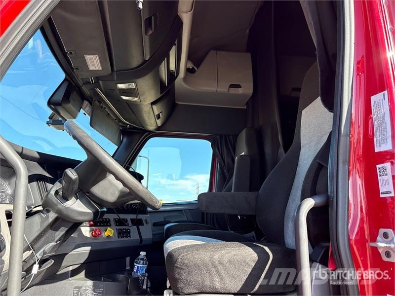Freightliner Cascadia 126 6x4 T/A Sleeper Truck Tractor Vilcēji