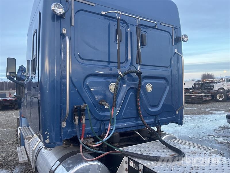 Freightliner Cascadia 126 8x4 Tri/A Sleeper Truck Tractor Trekkvogner