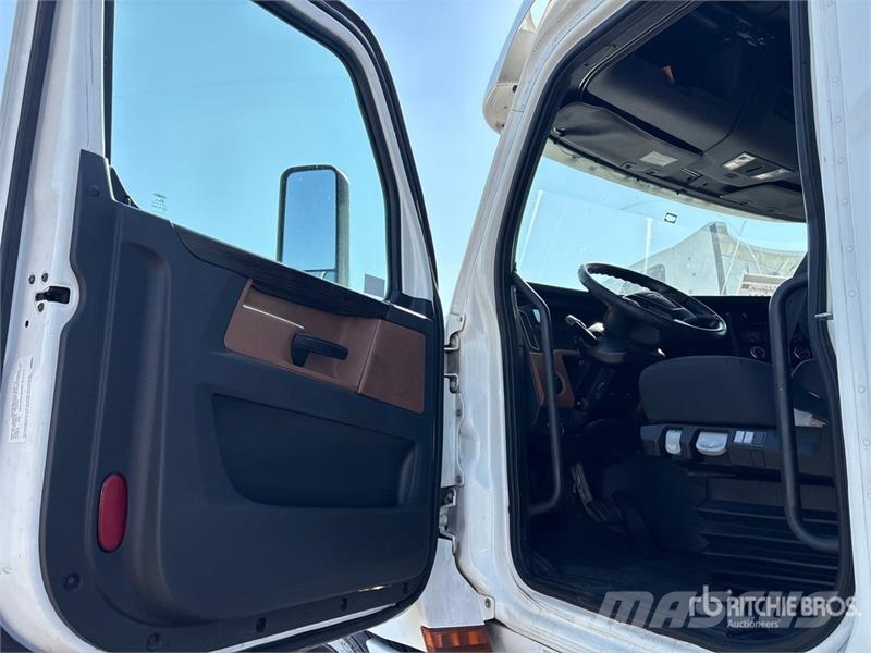 Freightliner Cascadia 126 6x4 T/A Sleeper Truck Tractor Tractor Units