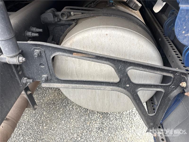 Freightliner Cascadia 126 6x4 T/A Sleeper Truck Tractor 中古トラクターヘッド | トレーラーヘッド