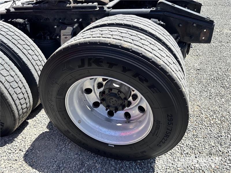 Freightliner Cascadia 126 6x4 T/A Sleeper Truck Tractor Тягачі