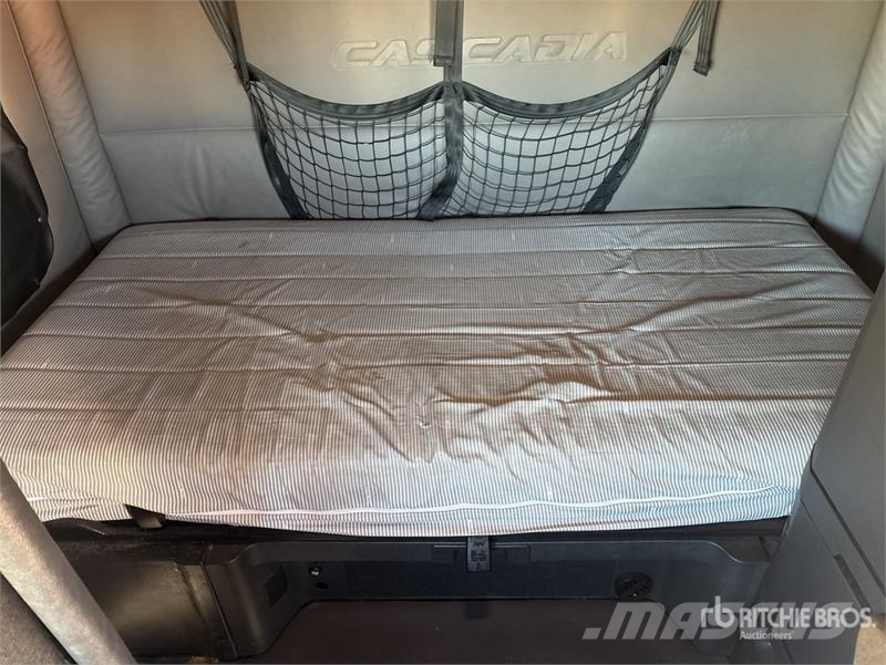 Freightliner Cascadia 126 6x4 T/A Sleeper Truck Tractor Тягачі